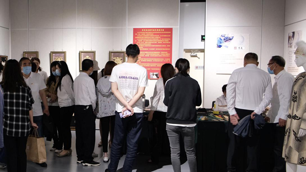 非遺文化綻放香坊 赫哲族魚(yú)皮藝術(shù)作品展演繹千年漁獵傳奇\n——一場(chǎng)跨界影視策劃的靈感盛宴
